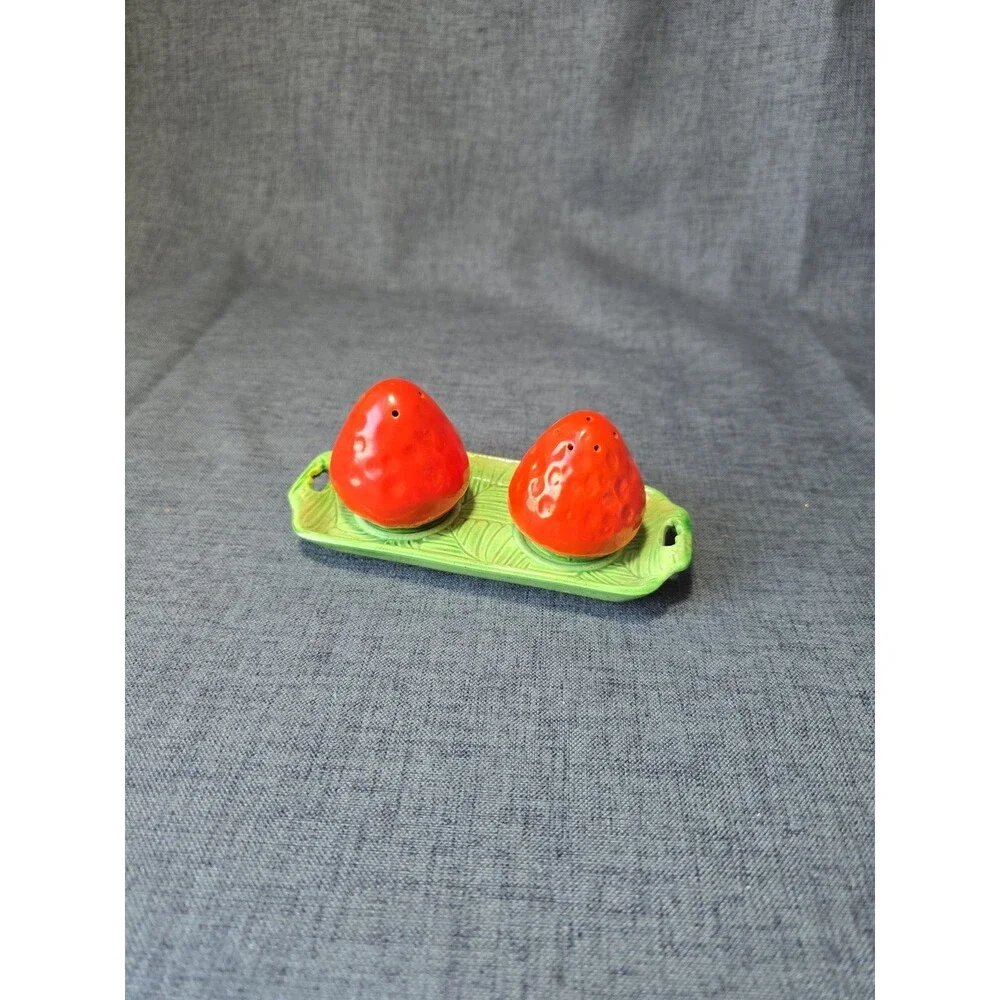Vintage Ceramic Strawberry Salt & Pepper Shaker Made In Japan Cottagecore Cute